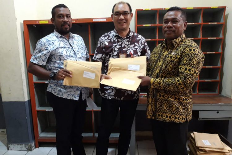 Kepala Kantor Pos Ambon, F.X Haryono bersama Komisioner Bawaslu Provinsi Maluku, Paulus Titaley memperlihatkan beberapa sampul berisi tabloid Indonesia Barokah yang ditemukan di kantor tersebut, Kamis (7/2/2019) 