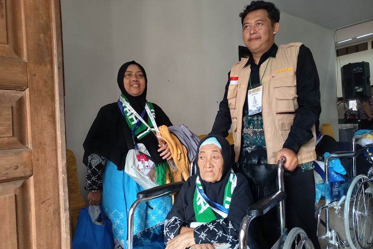 Berdebar-debar, Penantian Maisaroh Dampingi Ibu 88 Tahun ke Tanah Suci
