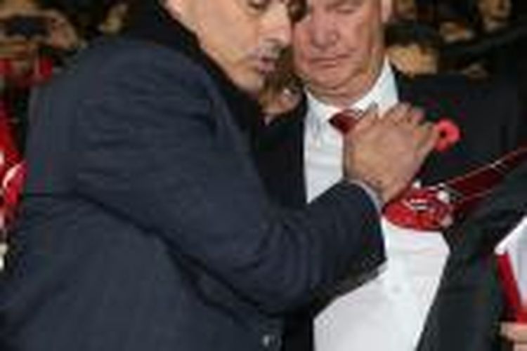 Jose Mourinho dan Louis van Gaal saat Chelsea melawat ke kandang Manchester United, April 2014. 
