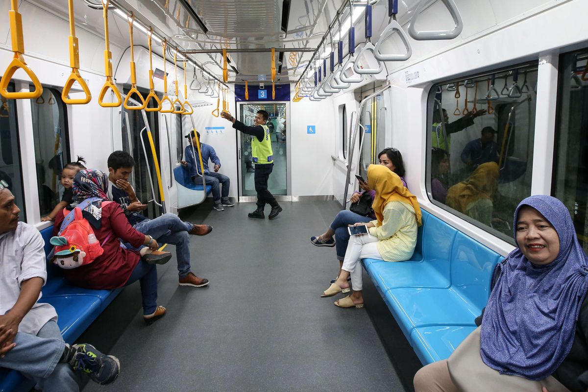 Suasana Stasiun MRT Bundaran Hotel Indonesia, Jakarta, Senin (25/3/2019). MRT Jakarta resmi beroperasi setelah diresmikan Presiden Joko Widodo pada Minggu (24/3/2019). Layanan pada fase operasi tidak berbayar dari Stasiun Lebak Bulus hingga ke Stasiun Bundaran HI akan dimulai pada pukul 05.30 WIB hingga 22.30 WIB.