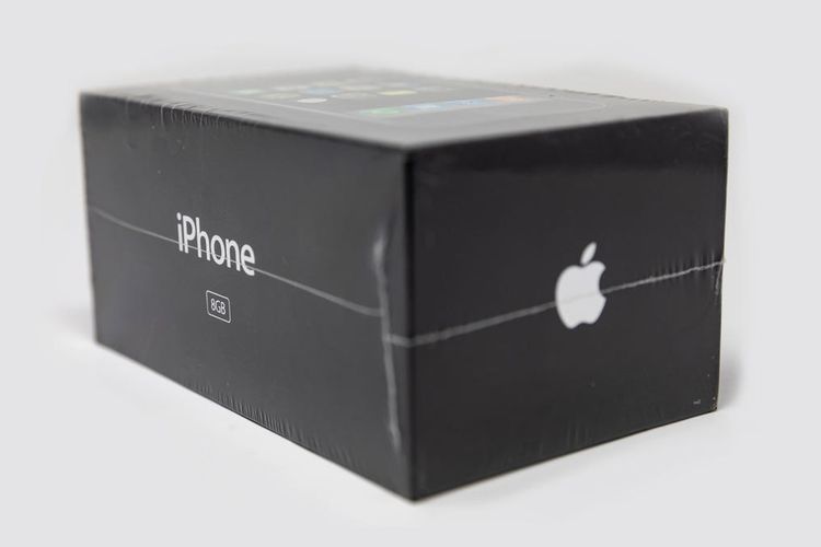 iPhone pertama dijual Rp 611 juta di lelang