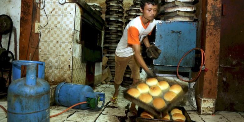 Tabung gas elpiji 12 kg digunakan usaha kecil menengah (UKM) Langgeng Sari untuk kegiatan produksi harian roti di pabrik mereka di kawasan Pejompongan, Jakarta Pusat. Akibat kenaikan harga gas ini, mereka berencana menaikkan pula harga roti dari Rp 2.000 menjai Rp 2.500. Gambar diambil Kamis (2/1/2014). 