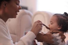 Cermati, Waktu Tepat Beri Makanan Padat untuk Bayi