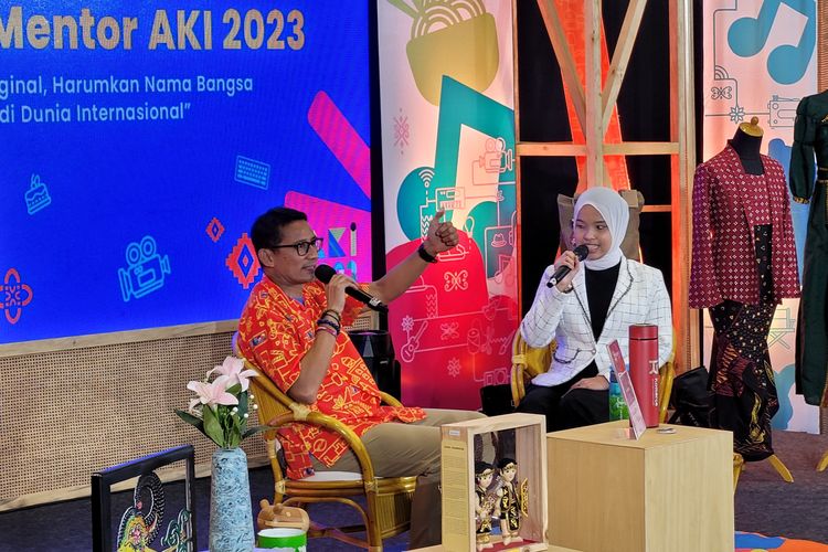 Menparekraf Sandiaga Uno berbincang dengan penyanyi Putri Ariani dalam sharing session rangkaian pameran UMKM Kreatif di Rita Supermall Purwokerto, Kabupaten Banyumas, Jawa Tengah, Minggu (11/6/2023).