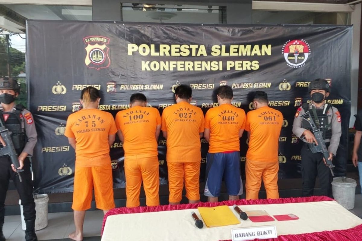 Lima orang pelaku yang terlibat dalam penembakan Puskesmas Depok I, Maguwoharjo, Kapanewon Depok, Kabupaten Sleman saat dihadirkan dalam jumpa pers di Mapolresta Sleman.