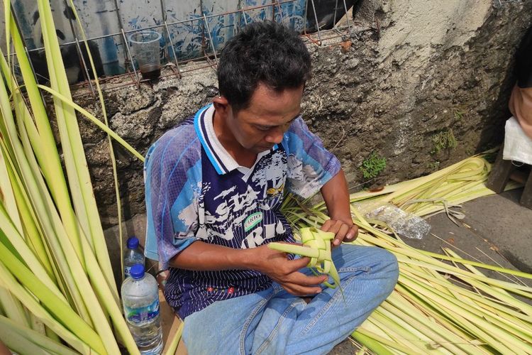 Wandi (37) pedangan kulit ketupat yang menjajakan barangnya di Pasar Lenteng Agung, Jakarta Selatan, Kamis (20/4/2023). 