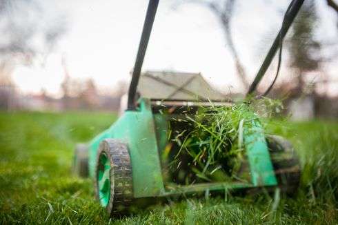 Detik-detik Mesin Pemotong Rumput Terpental, Melayang dan Tewaskan Remaja