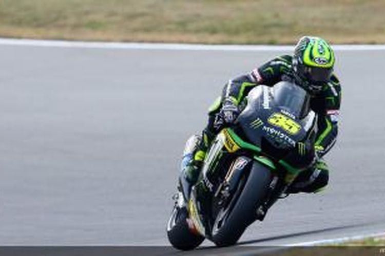 Pebalap Yamaha Tech3, Cal Crutchlow, melintasi Sirkuit Brno, pada balapan GP Ceko, Minggu (25/8/2013). Crutchlow finis ke-17 pada balapan ini.