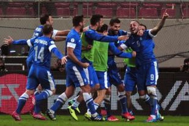 Para pemain Yunani merayakan gol yang dicetak Konstantinos Mitroglou (nomor 9) ke gawang Romania. Yunani menang 3-1 atas Romania pada leg pertama play-off Piala Dunia 2014 di Stadion Georgios Karaiskaki, Piraeus, Jumat (15/11/2013).