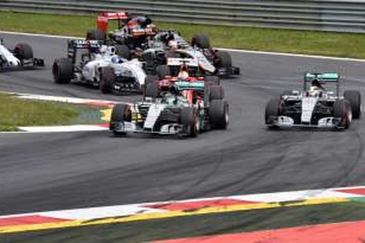 Pebalap Mercedes asal Jerman, Nico Rosberg (depan), memimpin start balapan GP Austria di Red Bull Ring, Minggu (21/6/2016).