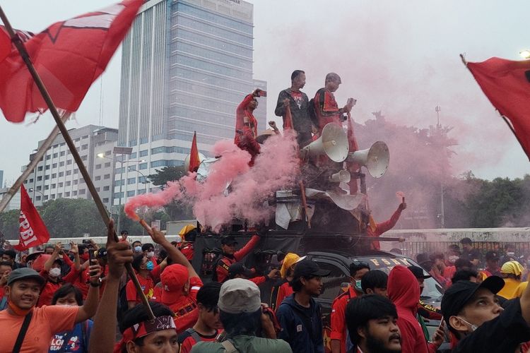 Suasana saat massa aksi membubarkan diri usai berunjuk rasa di depan gedung DPR/MPR, Jakarta, Kamis (21/4/2022).