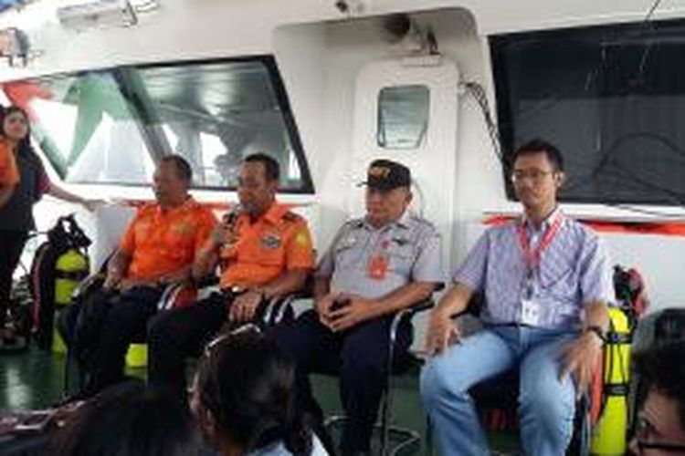 Kepala Badan SAR Nasional Marsekal Madya TNI FH Bambang Soelistyo (dua dari kiri) memberikan keterngan pers di atas KM Pacitan di Pelabuhan Tanjung Priok, Jakarta Utara, Senin (2/3/2015), terkait serah terima badan pesawat AirAsia QZ8501. Dalam konferensi pers tersebut, hadir Kepala Komite Nasional Keselamatan Transportasi Tatang Kurniadi (dua dari kanan) dan Presiden Direktur AirAsia Indonesia Sunu Widyatmoko (kanan).