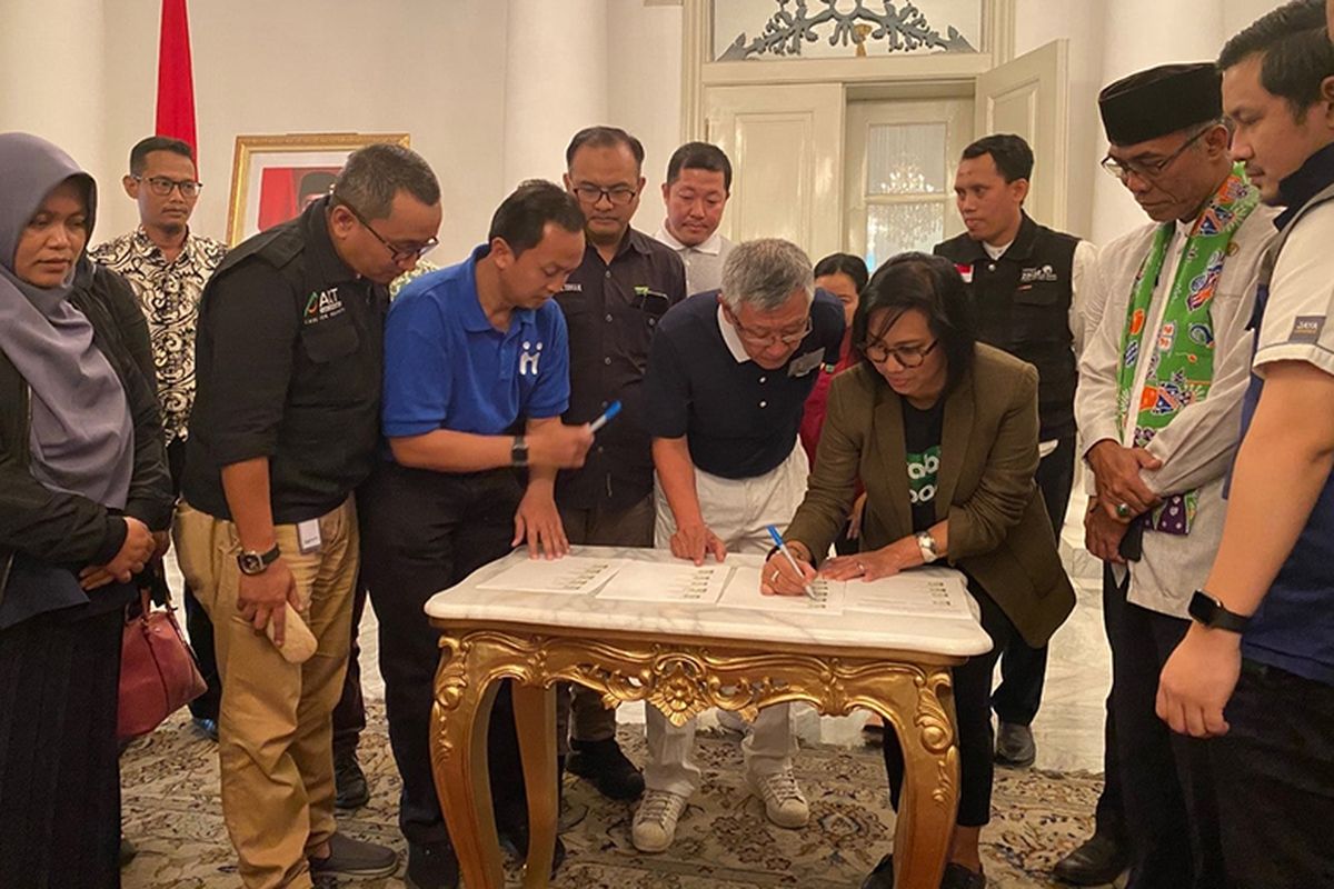 Neneng Goenadi Managing Director Grab Indonesia dan mitra lainnya menandatangani kerja sama strategis dengan Pemprov DKI Jakarta untuk penanggulangan bencana banjir dan pasca banjir di Provinsi DKI Jakarta.
