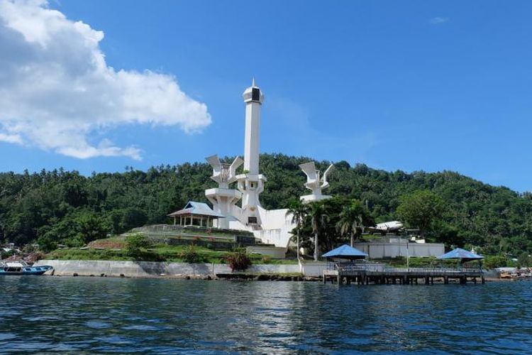 TuguTrikora di Pulau Lembeh, Bitung, Provinsi Sulawesi Utara. Keberaaan tugu untuk mengenang sejarah perjuangan bangsa Indonesia  membebaskan Irian Barat dari penjajah Belanda. 