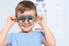Ibu dan Ayah, Ini Pentingnya Pemeriksaan Tajam Penglihatan bagi Anak