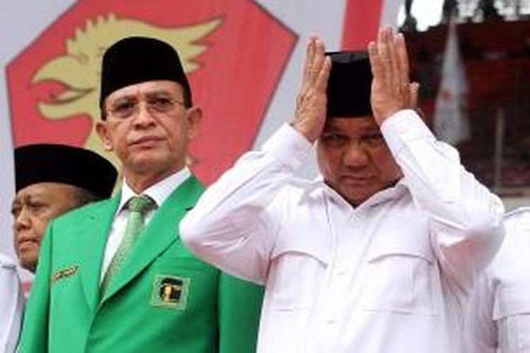 Ketua Dewan Pembina Partai Gerindra, Prabowo Subianto (kanan), bersama Ketua Partai Persatuan Pembangunan Suryadharma Ali, menghadiri kampanye Partai Gerindra di Stadion Utama Gelora Bung Karno, Jakarta, Minggu (23/3/2014).