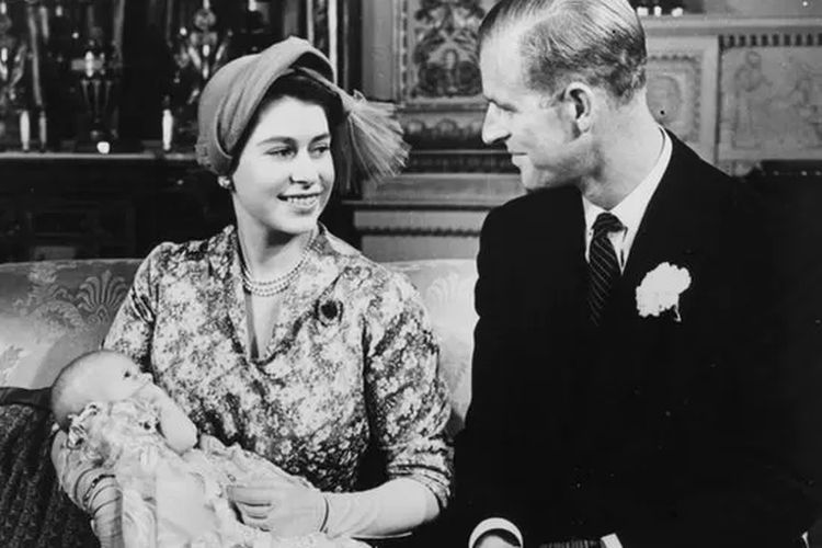Elizabeth, ketika masih menjadi putri, dan Pangeran Philip saat pembaptisan Putri Anne, 23 Oktober 1950.