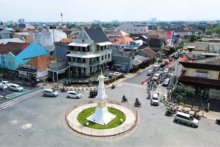 Suasana di simpang empat Tugu Pal Putih, Kota Yogyakarta. 
