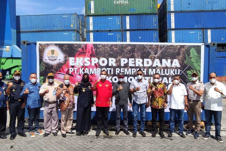 Sekretaris Daerah Maluku, Sadli le melepas ekpor 8,5 ton pala dari pelabuhan Ambon ke Eropa, Sabtu (29/1/2022)