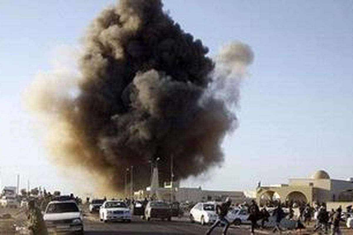 Para pemberontak lari guna mencari perlindungan saat pesawat tempur Khadafy mengebom kota Ras Lanuf yang kaya minyak di Libya, Selasa (8/3/2011).