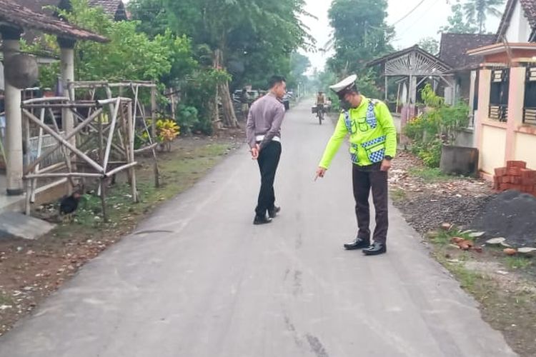 Anggota Satuan Lalu Lintas Kepolisian Resor Jember, Jawa Timur, saat olah tempat kejadian perkara di lokasi kecelakaan polisi tabrak bocah di Jember.