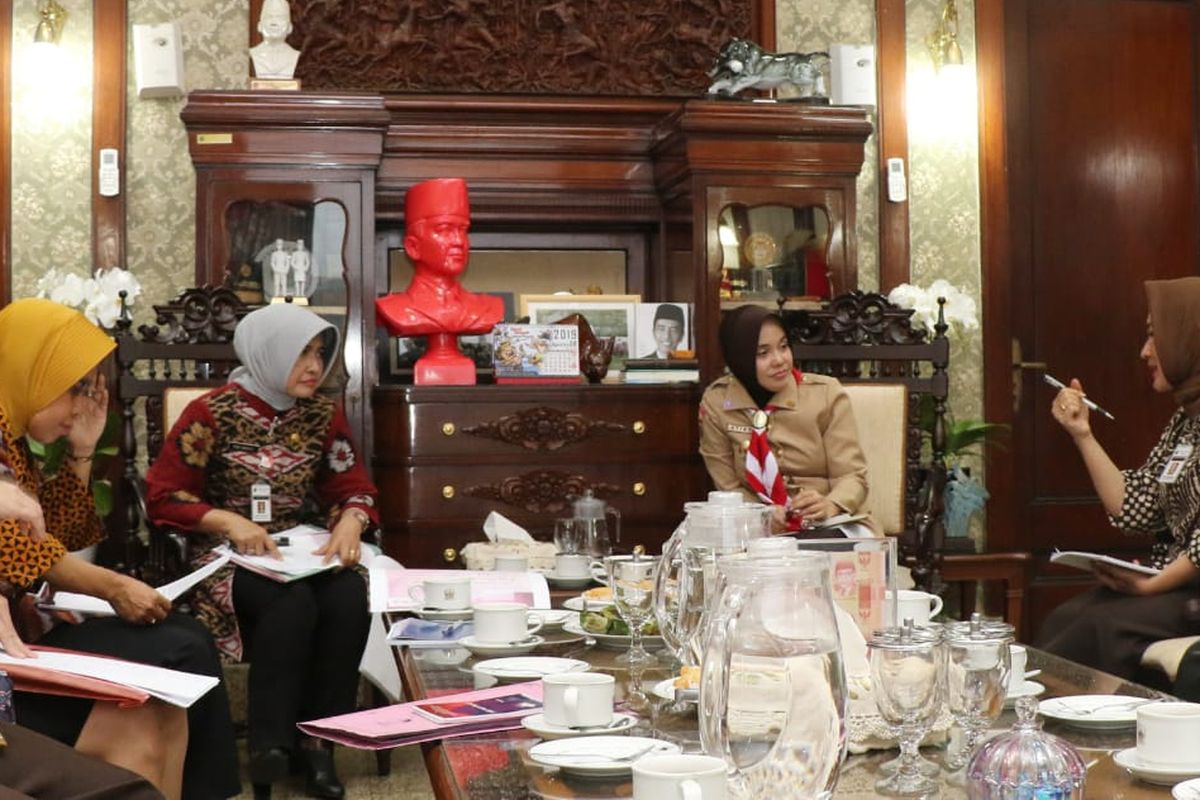 Asisten Ekonomi dan Pembangunan Sekda Provinsi Jawa Tengah Peni Rahayu saat beraudiensi dengan Ketua Dekranasda Provinsi Jawa Tengah Atikoh Ganjar Pranowo, di Puri Gedeh, Semarang Selasa (13/8/2019), 