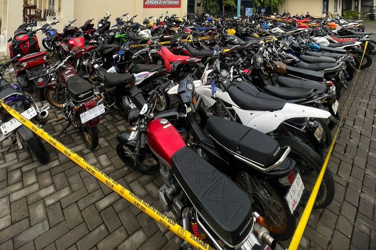 Ratusan sepeda motor pengguna knalpot brong terparkir di Mapolres Demak.
