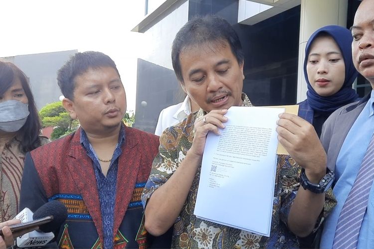 Eks Menteri Pemuda dan Olahraga (Menpora) Roy Suro (baju batik) meminta perlindungan ke Lembaga Perlindungan Saksi dan Laporan (LPSK), Kamis (21/7/2022). Ia mendatangi kantor LPSK dengan berstatus sebagai pelapor kasus unggahan meme Patung Sang Buddha, yang diedit mirip wajah Presiden Joko Widodo.