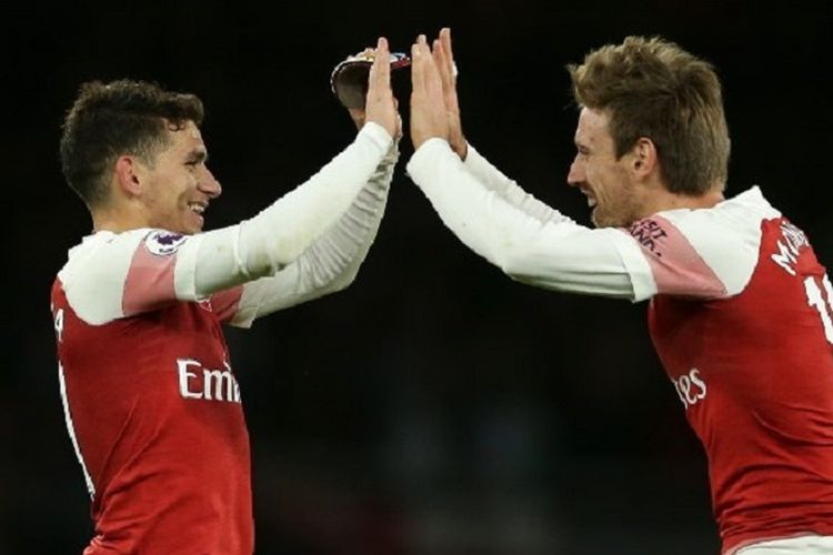 Lucas Torreira merayakan golnya bersama Nacho Monreal pada pertandingan Arsenal vs Huddersfield Town dalam lanjutan Liga Inggris, 8 Desember 2018. 