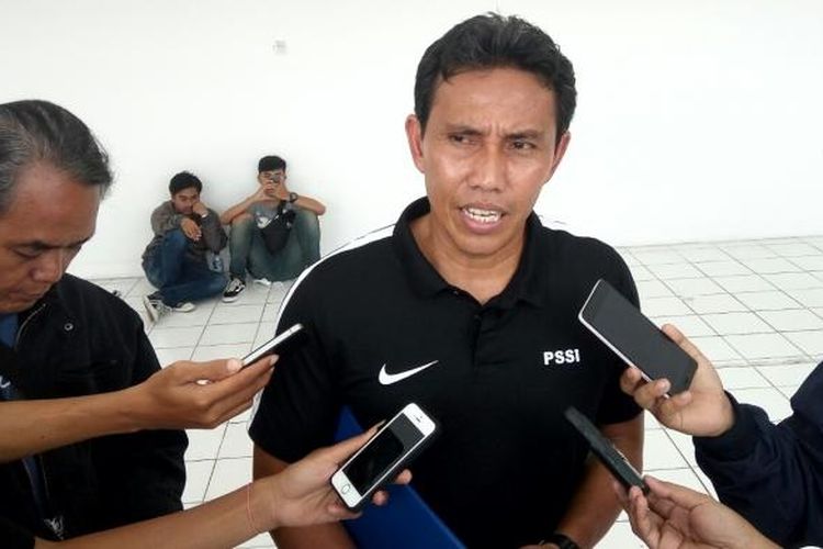 Assisten Pelatih Timnas, Bima Sakti lengkapi data dengan merekam video