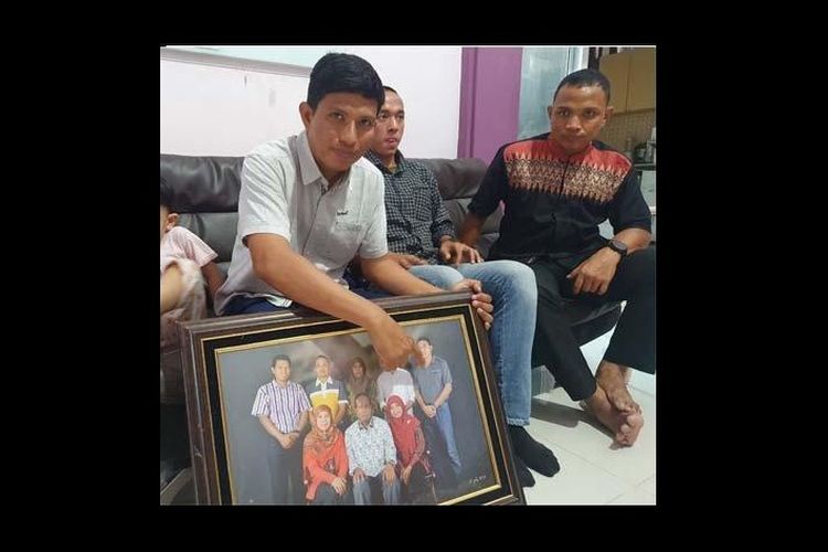 Abang kandung Irfan Suri, Akhyar Tarfi (kiri) dan Letkol Muhammad Ridha (kanan) menunjukkan foto Letkol Irfan Suri, putra asli Aceh yang termasuk salah satu kru di kapal selam KRI Nanggala-402, di kediaman mereka di Banda Aceh, Sabtu (24/4/2021). 