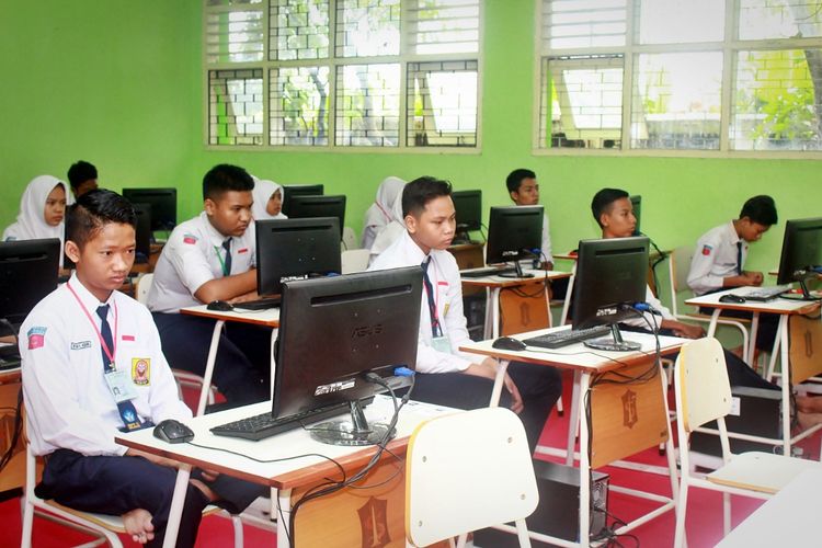 Sebanyak 379 SMP/MTs di Surabaya akan menghadapi Ujian Nasional Berbasis Komputer (UNBK) tahun 2018/2019, yang dilaksanakan mulai hari Senin (22/4/2019) hingga Kamis (25/4/2019) nanti. Dinas Pendidikan Surabaya sudah melakukan sinkronisasi data dan soal dengan Puspendik Balitbang Kemendikbud.