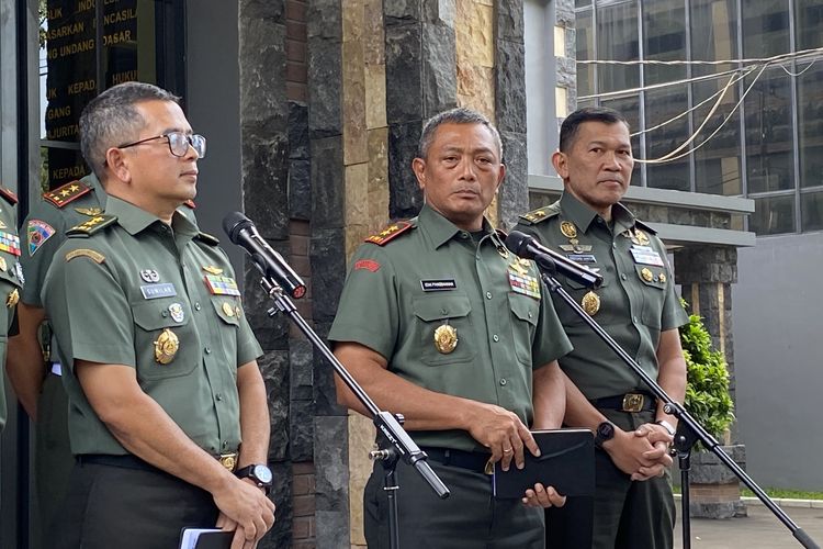 Panglima Kodam XVII/Cenderawasih Mayjen Izak Pangemanan (tengah) saat konferensi pers di Subden Denma Mabes TNI, Jakarta Pusat, Senin (25/3/2024).
