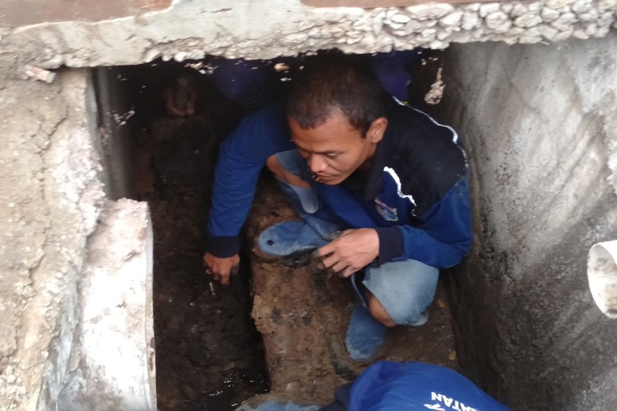 Nandi (36), petugas SDA Jakarta Selatan yang keruk Gorong - gorong Jalan Panglima Polim , Jakarta Selatan (Selasa) (26/11/2019)