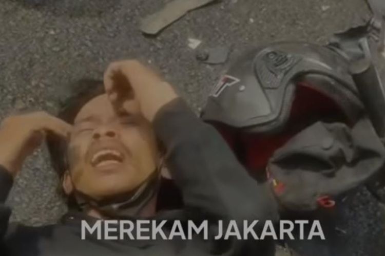 Tangkapan layar pelaku jambret berinisial RF (29) kesakitan usai mengalami kecelakaan tunggal di kawasan Jenderal Sudirman, Tanah Abang, Jakarta Pusat, Minggu (20/8/2023). (Sumber: Instagram @merekamjakarta)