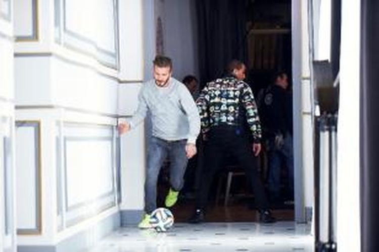 David Beckham menunjukkan kebolahannya dalam video 