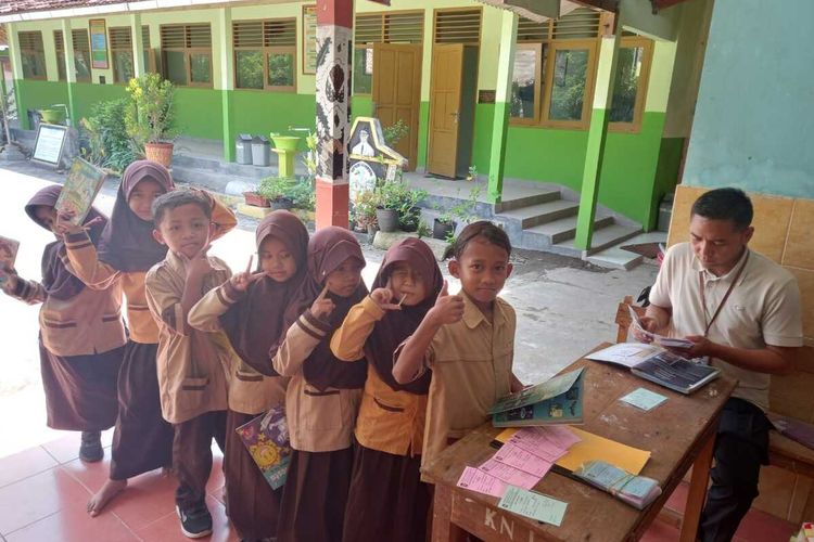 Mobil Perpustakaan Keliling dari Dinas Perpustakaan dan Kearsipan Kabupaten Kulon Progo, Kabupaten Kulon Progo, Daerah Istimewa Yogyakarta. Antusias pelajar menguar begitu mobil pustaka ini datang.