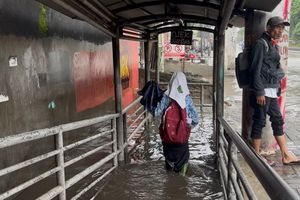 Banjir Daan Mogot Meluas, Akses JPO Halte Samsat Jakbar Tergenang 30 Cm