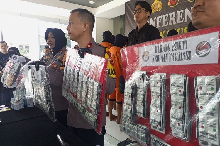Polisi menampilkan barang bukti obat keras yang dijual pasutri saat konferensi pers di Mapolres Bogor, Cibinong, Kabupaten Bogor, Jawa Barat, Senin (20/11/2023).