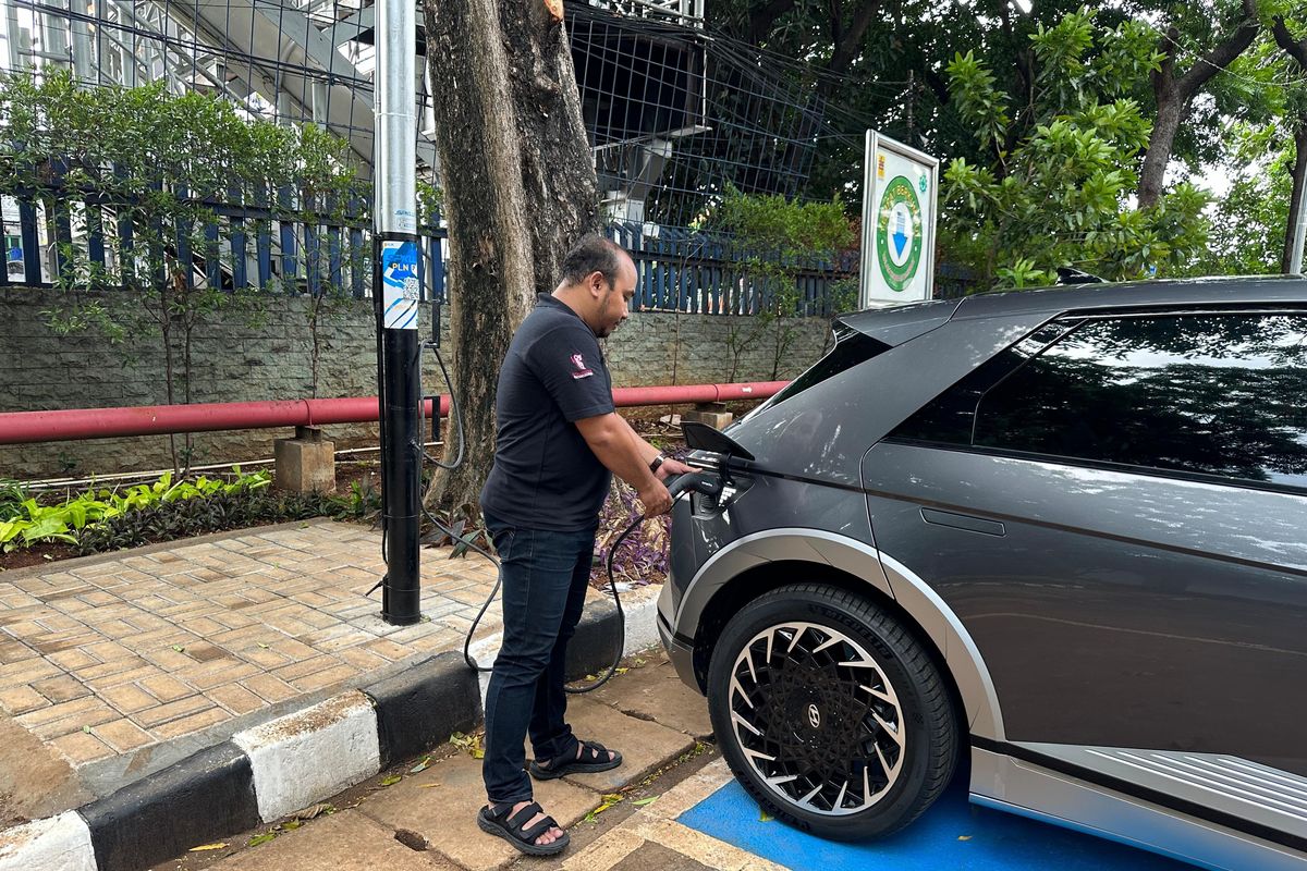 Penggunaan SPKLU PLN EYE tipe pole mounted charging di kantor PLN di jalan KS Tubun, Jakarta Barat. 