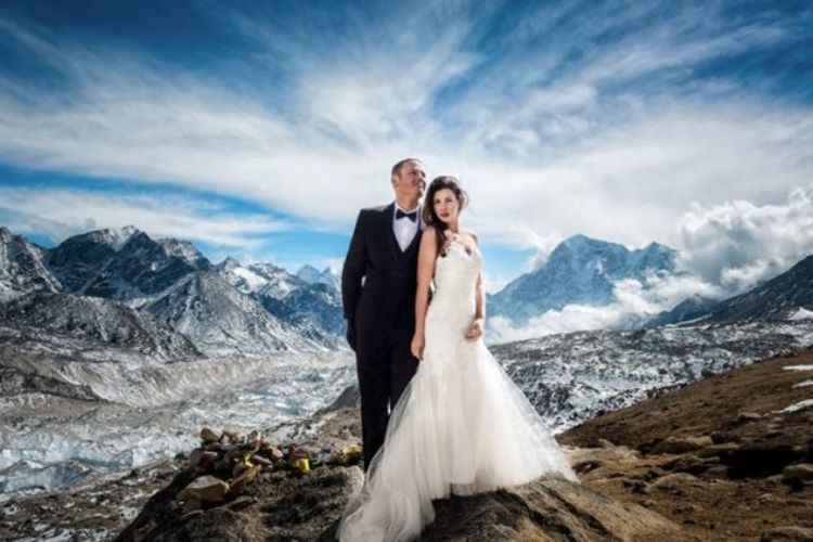 Foto pernikahan yang menakjubkan berlatar pegunungan Himalaya.