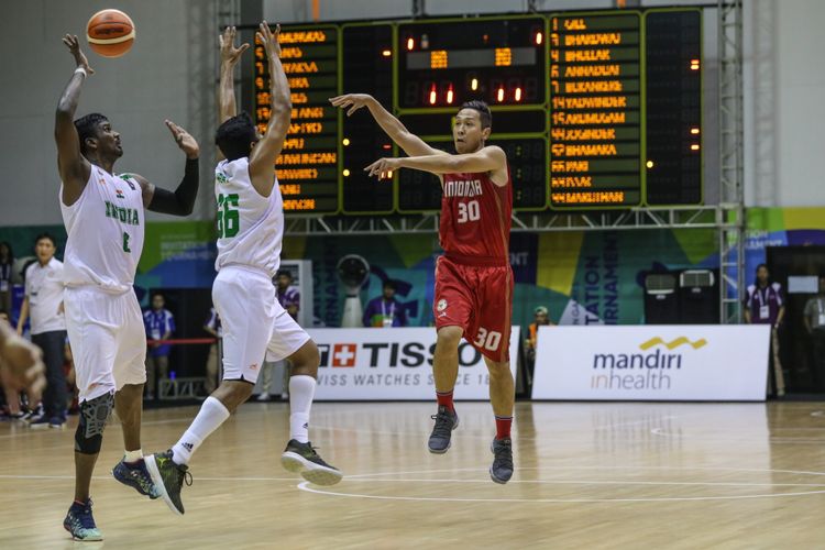 Pebasket putra Indonesia Xaverius Prawiro saat bertanding melawan pebasket India saat laga final bola basket 18th Asian Games Invitation Tournament di Hall Basket Senayan, Jakarta, Senin (12/2/2018). Timnas basket Indonesia mengalahkan Timnas basket India dengan skor akhir 78-68 (21-20, 18-10, 19-15, 20-23).