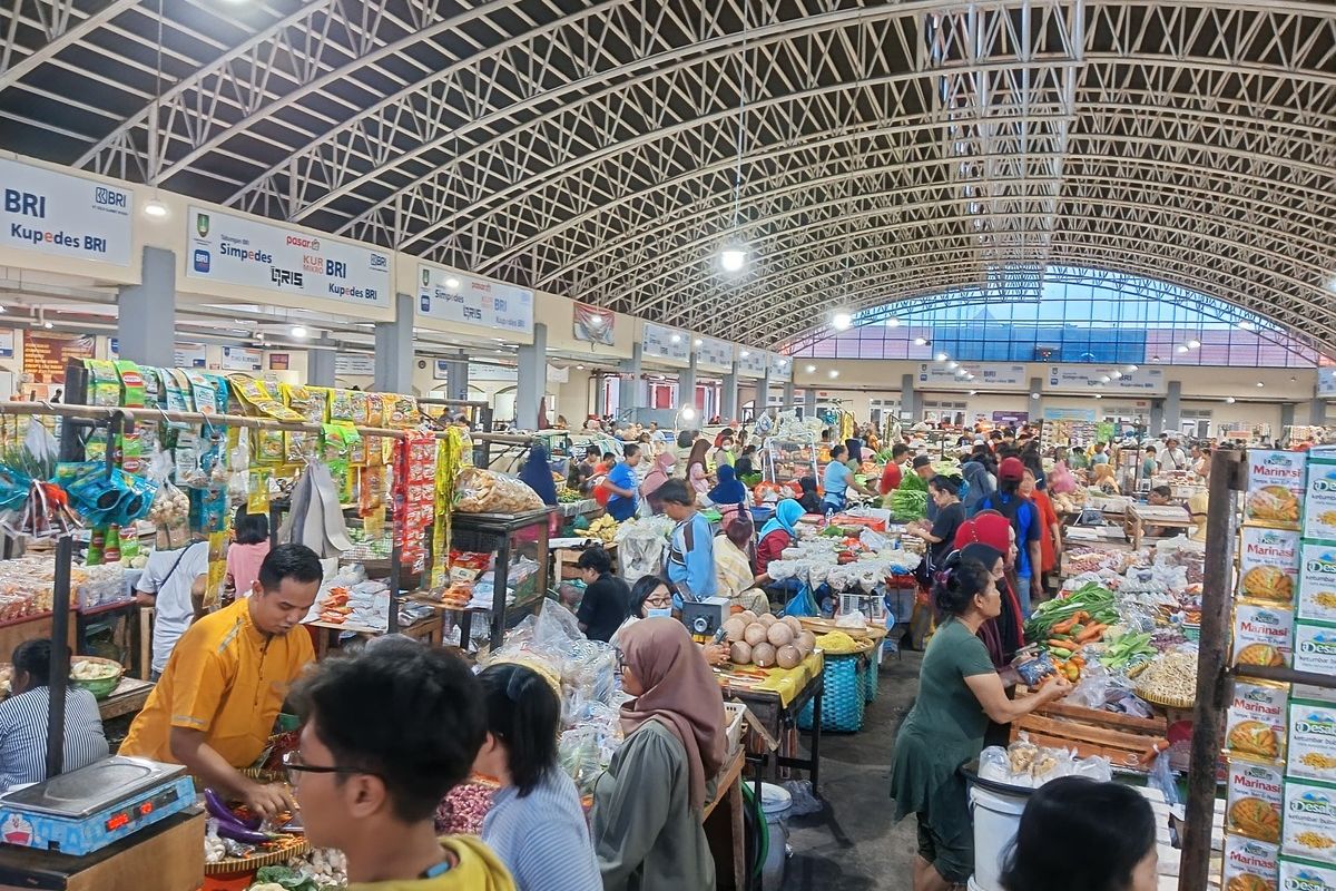 Kondisi aktivitas berbelanja di Los Pasar Legi Kota Solo Jawa Tengah (Jateng).