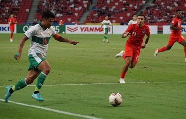 Asnawi Mangkualam (kiri) beraksi pada laga leg pertama semifinal Piala AFF 2020 yang mempertemukan Singapura vs timnas Indonesia di National Stadium Singapore, Rabu (22/12/2021) malam WIB. Hasil Singapura vs Indonesia imbang 1-1.