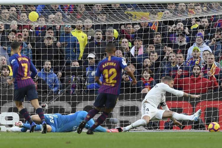 Sergio Ramos gagal menghadang bola tendangan Philippe Coutinho pada laga Barcelona vs Real Madrid dalam pertandingan bertajuk El Clasico di Stadion Camp Nou, 28 Oktober 2018. 