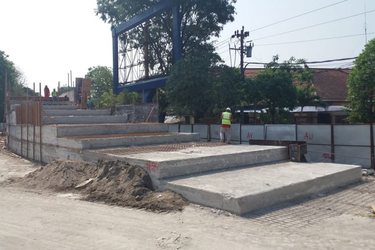 Pembangunan Flyover Manahan di Kota Solo, Jawa Tengah, Kamis (19/7/2018).