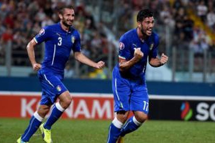 Striker Italia, Graziano Pelle (kanan), merayakan gol ke gawang Malta pada laga Kualifikasi Piala Eropa 2016 Grup H di Stadion Nasional, Ta'Qali, Senin (13/10/2014).