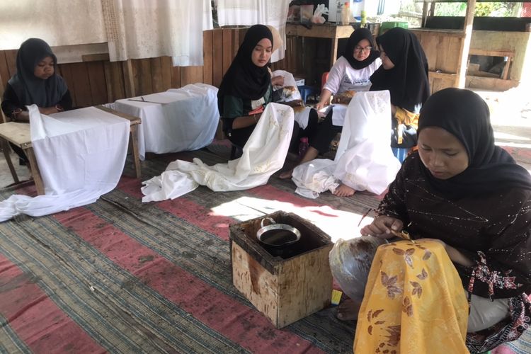 Para karyawan di tempat pembuatan Batik Salingka di Sawah Parik, Desa Bawah Duku, Kecamatan Kotobaru, Solok, Sumatera Barat pada Rabu (18/5/2022). Dalam sebulan, Salingka Tabek bisa memproduksi minimal 80 batik.