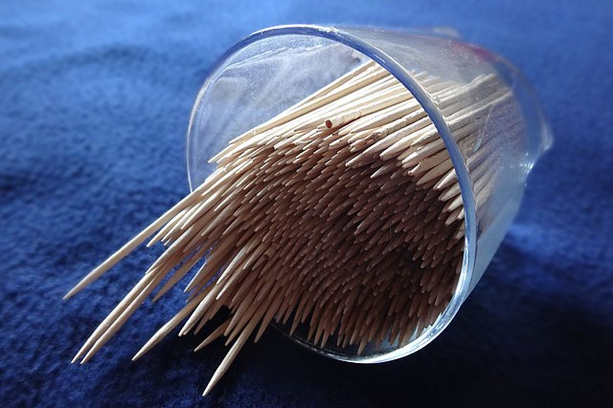 Ilustrasi Tusuk Gigi.