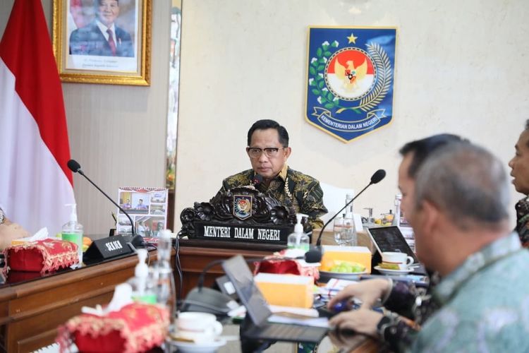 Menteri Dalam Negeri (Mendagri) Muhammad Tito Karnavian dalam Rapat Bersama Kepala Daerah, Kepala Dinas (Kadis) Damkar, serta Kepala Dinas Penanaman Modal dan Pelayanan Terpadu Satu Pintu (DPMPTSP) terkait Sosialisasi Larangan ke Luar Negeri, Kesiapan Menghadapi Natal dan Tahun Baru (Nataru), dan Kesiapan Menghadapi Bencana. Rapat digelar secara daring dari Kantor Pusat Kemendagri, Jakarta, Kamis (11/12/2025).